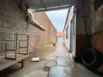 REMAX VENDE CASA CON GALPON B.LOS HORNOS