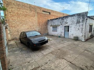 REMAX VENDE CASA CON GALPON B.LOS HORNOS