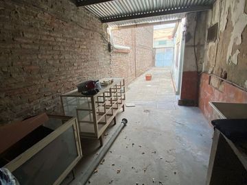 REMAX VENDE CASA CON GALPON B.LOS HORNOS