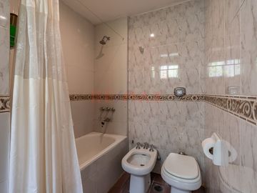 Venta PISO Depto. 4 amb. +depend, balcón y cochera