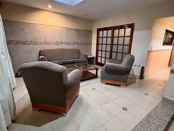 VENTA CASA DE TRES DORMITORIOS, MAS ESTUDIO NQN
