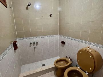 VENTA CASA DE TRES DORMITORIOS, MAS ESTUDIO NQN