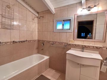 VENTA CASA DE TRES DORMITORIOS, MAS ESTUDIO NQN