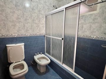 VENTA CASA DE TRES DORMITORIOS, MAS ESTUDIO NQN