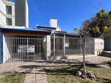 VENTA CASA DE TRES DORMITORIOS, MAS ESTUDIO NQN