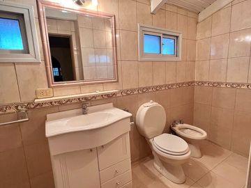VENTA CASA DE TRES DORMITORIOS, MAS ESTUDIO NQN