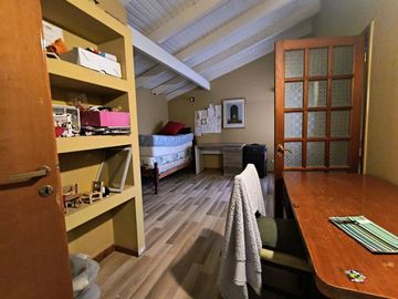 VENTA CASA DE TRES DORMITORIOS, MAS ESTUDIO NQN