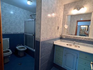 VENTA CASA DE TRES DORMITORIOS, MAS ESTUDIO NQN