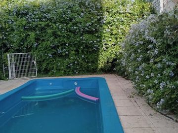 VENTA CASA DE TRES DORMITORIOS, MAS ESTUDIO NQN