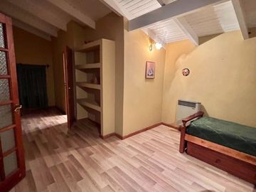 VENTA CASA DE TRES DORMITORIOS, MAS ESTUDIO NQN