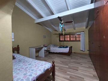 VENTA CASA DE TRES DORMITORIOS, MAS ESTUDIO NQN