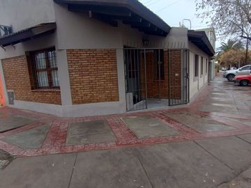 Hermosa casa esquina en venta, Godoy Cruz