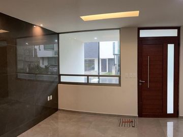 Amplia casa con 4 habitaciones + 4 baños en fraccionamiento residencial