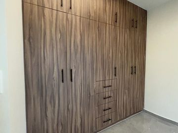 Amplia casa con 4 habitaciones + 4 baños en fraccionamiento residencial