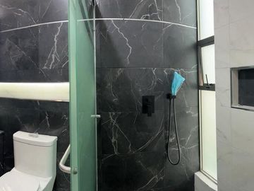 Amplia casa con 4 habitaciones + 4 baños en fraccionamiento residencial