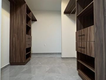 Amplia casa con 4 habitaciones + 4 baños en fraccionamiento residencial