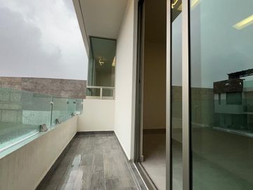 Amplia casa con 4 habitaciones + 4 baños en fraccionamiento residencial