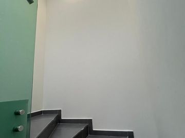 Amplia casa con 4 habitaciones + 4 baños en fraccionamiento residencial