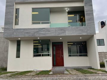 Amplia casa con 4 habitaciones + 4 baños en fraccionamiento residencial