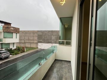 Amplia casa con 4 habitaciones + 4 baños en fraccionamiento residencial