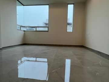 Amplia casa con 4 habitaciones + 4 baños en fraccionamiento residencial
