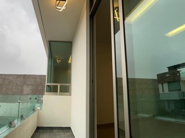 Amplia casa con 4 habitaciones + 4 baños en fraccionamiento residencial