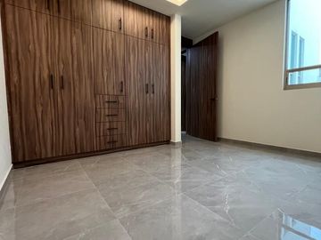 Amplia casa con 4 habitaciones + 4 baños en fraccionamiento residencial