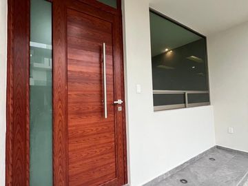 Amplia casa con 4 habitaciones + 4 baños en fraccionamiento residencial