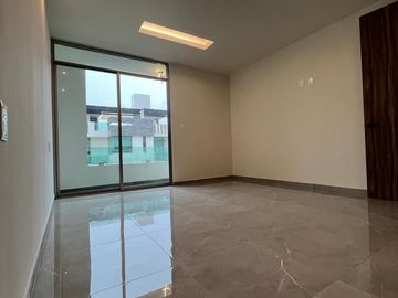 Amplia casa con 4 habitaciones + 4 baños en fraccionamiento residencial