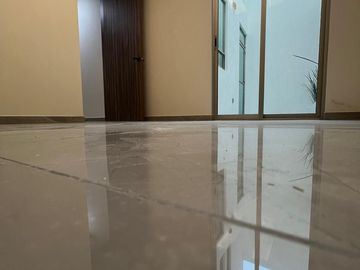 Amplia casa con 4 habitaciones + 4 baños en fraccionamiento residencial