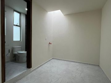 Amplia casa con 4 habitaciones + 4 baños en fraccionamiento residencial