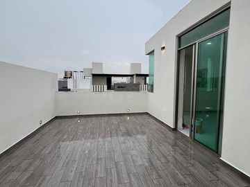 Amplia casa con 4 habitaciones + 4 baños en fraccionamiento residencial
