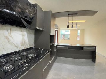 Amplia casa con 4 habitaciones + 4 baños en fraccionamiento residencial