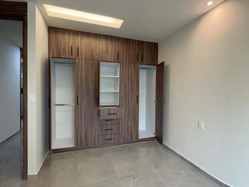 Amplia casa con 4 habitaciones + 4 baños en fraccionamiento residencial