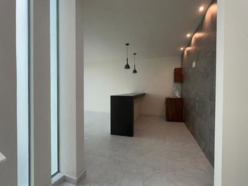 Amplia casa con 4 habitaciones + 4 baños en fraccionamiento residencial