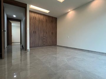 Amplia casa con 4 habitaciones + 4 baños en fraccionamiento residencial