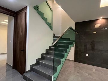 Amplia casa con 4 habitaciones + 4 baños en fraccionamiento residencial