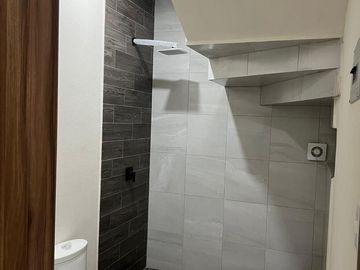 Amplia casa con 4 habitaciones + 4 baños en fraccionamiento residencial