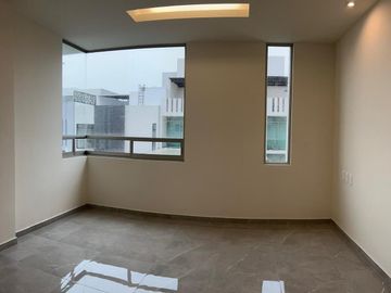 Amplia casa con 4 habitaciones + 4 baños en fraccionamiento residencial