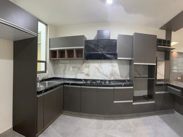 Amplia casa con 4 habitaciones + 4 baños en fraccionamiento residencial