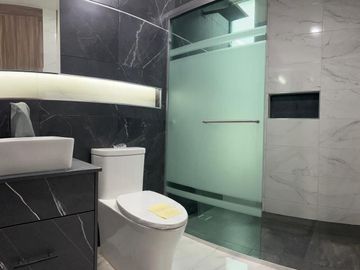 Amplia casa con 4 habitaciones + 4 baños en fraccionamiento residencial