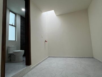 Amplia casa con 4 habitaciones + 4 baños en fraccionamiento residencial
