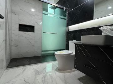 Amplia casa con 4 habitaciones + 4 baños en fraccionamiento residencial
