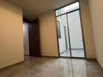 Amplia casa con 4 habitaciones + 4 baños en fraccionamiento residencial