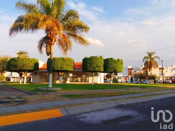 Casa en Residencial Fuentes del Conquistador 4 recamaras 2 1/2 banos, seguridad, jardines