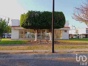 Casa en Residencial Fuentes del Conquistador 4 recamaras 2 1/2 banos, seguridad, jardines