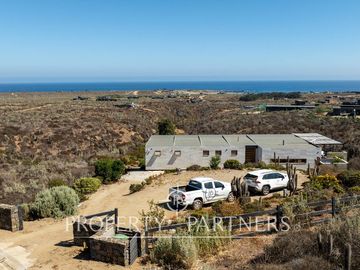 Casa de Ensueño con Vista Despejada al Mar en Exclusivo Condominio Agua Dulce, Huentelauquén