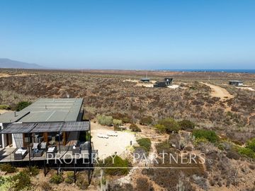 Casa de Ensueño con Vista Despejada al Mar en Exclusivo Condominio Agua Dulce, Huentelauquén