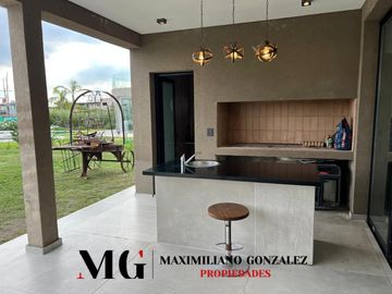 Casa en venta, 10 ambientes - Terralagos, Canning.