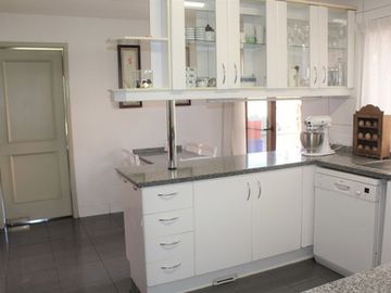PRECIOSA CASA EN VENTA 5 DORM PIEDRA ROJA CHICUREO COLINA